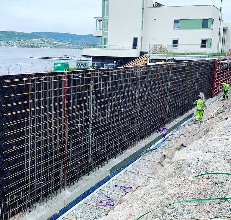 Reinforced concrete wall construction for waterfront residential development by Trio Betong.